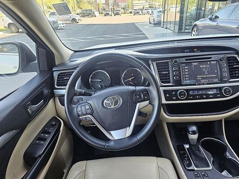 Used 2016 Toyota Highlander XLE image 15