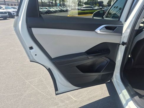 Used 2025 Volkswagen Taos SE FWD image 21