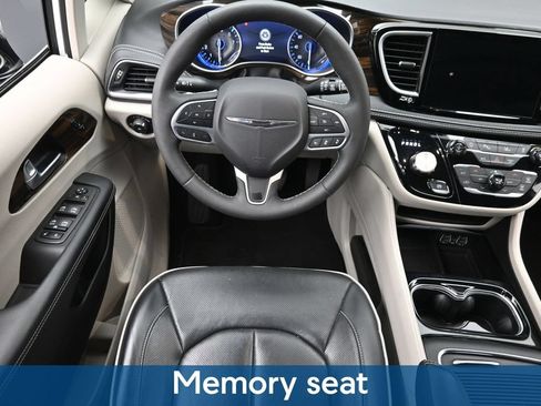 Used 2024 Chrysler Pacifica Limited FWD image 16