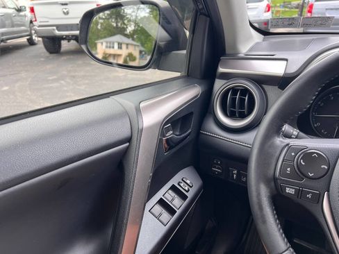 Used 2018 Toyota RAV4 XLE AWD/4WD image 14
