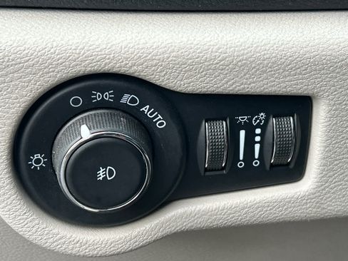 Used 2022 Chrysler Pacifica Limited image 35