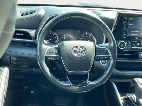 Used 2021 Toyota Highlander XLE FWD image 17