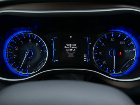 Used 2017 Chrysler Pacifica Touring-L w/ Tire & Wheel Group FWD image 31