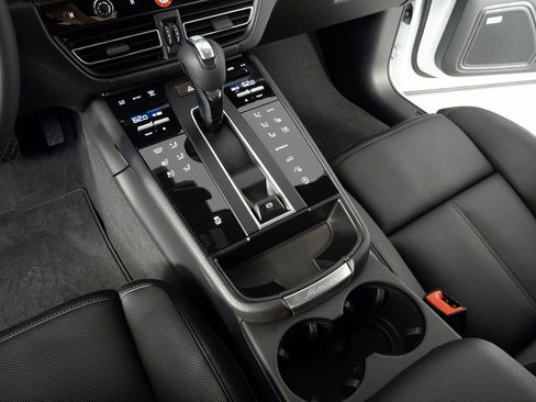 Certified 2026 Porsche Macan AWD/4WD image 18