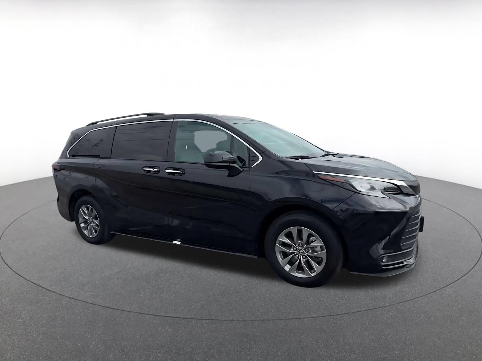 Used 2025 Toyota Sienna XLE FWD image 2
