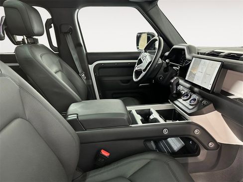 Used 2025 Land Rover Defender 110 X-Dynamic SE image 15