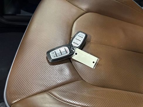 Used 2021 Chrysler Pacifica Limited w/ Uconnect Theater Family Group image 32