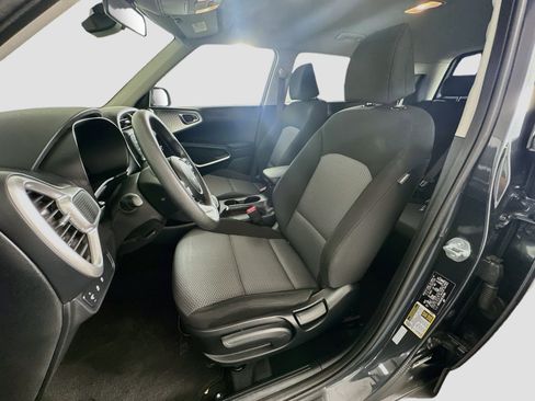 Used 2025 Kia Soul LX w/ LX Technology Package FWD image 13