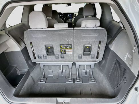 Used 2020 Toyota Sienna L FWD image 24