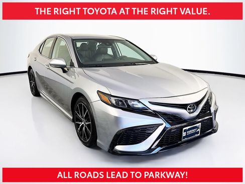 Certified 2022 Toyota Camry SE FWD image 1