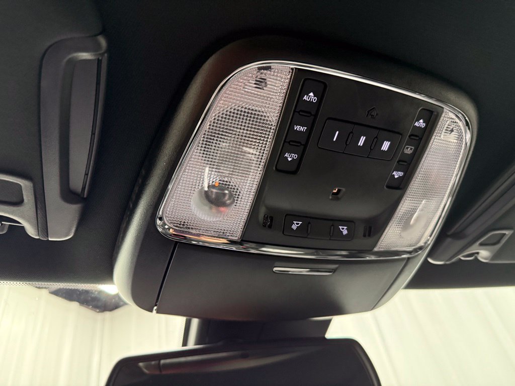 Used 2023 Chrysler 300 C RWD image 26