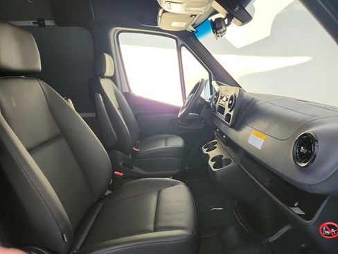 Used 2024 Mercedes-Benz Sprinter 2500 image 17