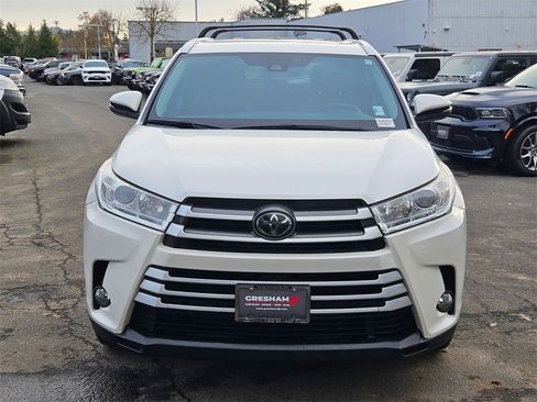 Used 2018 Toyota Highlander XLE image 2
