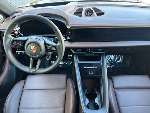Certified 2025 Porsche Macan 4S Electric AWD/4WD image 6