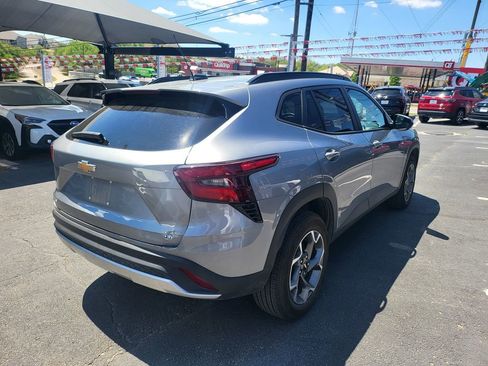 Used 2025 Chevrolet Trax LT w/ LT Convenience Package image 4