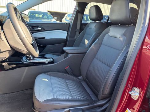 Used 2025 Chevrolet Trax LT w/ LT Convenience Package image 21