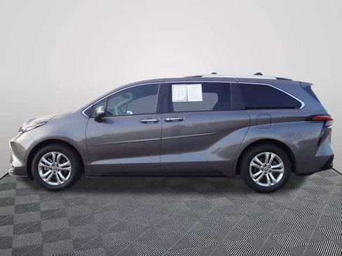 Used 2023 Toyota Sienna Platinum image 3