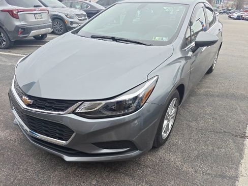 Used 2018 Chevrolet Cruze LT w/ Convenience Package image 2