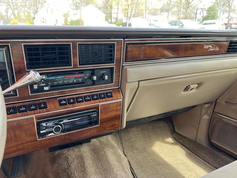 Used 1989 Lincoln Town Car Signature image 25