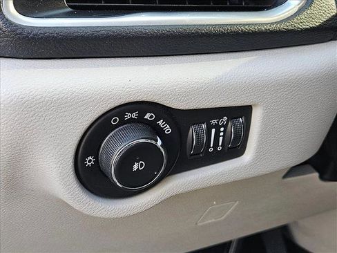 Used 2017 Chrysler Pacifica Limited image 11