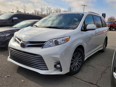Used 2020 Toyota Sienna XLE image 3