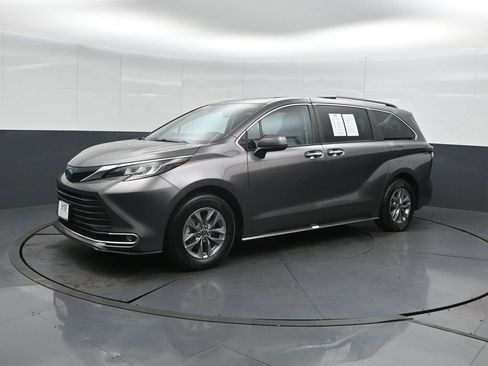Used 2023 Toyota Sienna XLE image 7