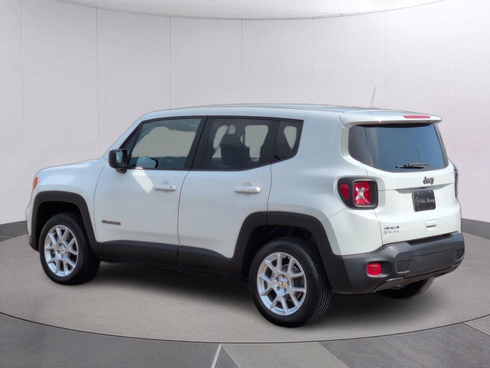 Used 2023 Jeep Renegade Latitude AWD/4WD image 3