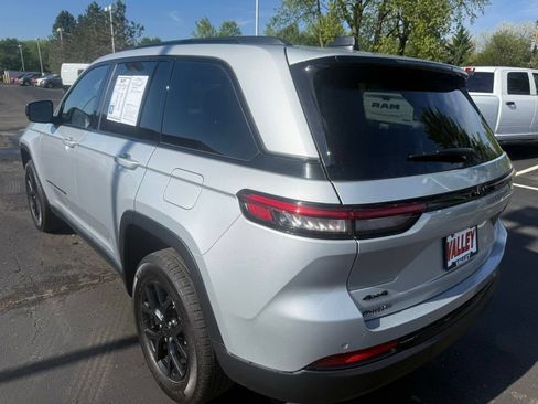 Used 2024 Jeep Grand Cherokee Altitude AWD/4WD image 5