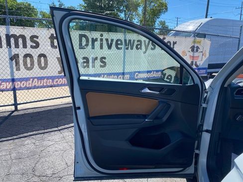 Used 2018 Volkswagen Tiguan SE AWD/4WD image 12