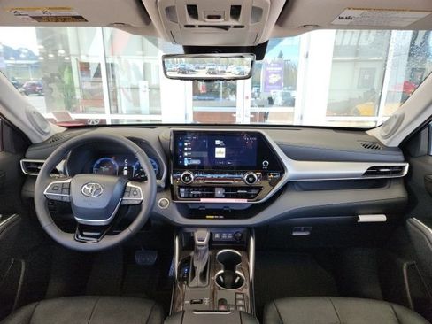New 2026 Toyota Highlander Platinum image 17