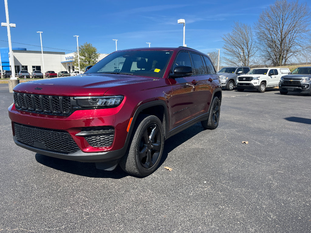 Used 2023 Jeep Grand Cherokee Altitude AWD/4WD image 4