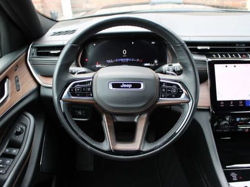 Used 2025 Jeep Grand Cherokee Summit w/ Obsidian Package AWD/4WD image 19