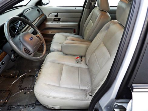 Used 2003 Ford Crown Victoria LX RWD image 8
