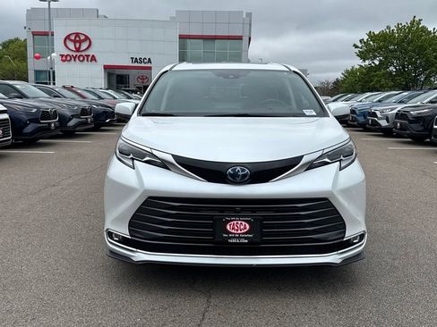 Used 2023 Toyota Sienna Platinum AWD/4WD image 2