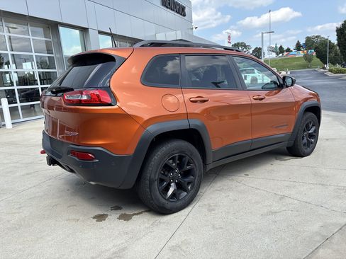 Used 2016 Jeep Cherokee Trailhawk w/ Comfort/Convenience Group AWD/4WD image 6