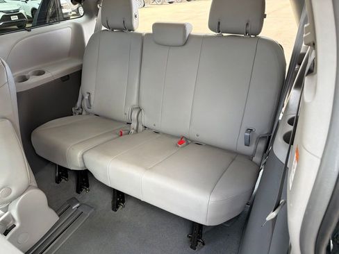 Used 2019 Toyota Sienna XLE w/ XLE Navigation Package FWD image 24