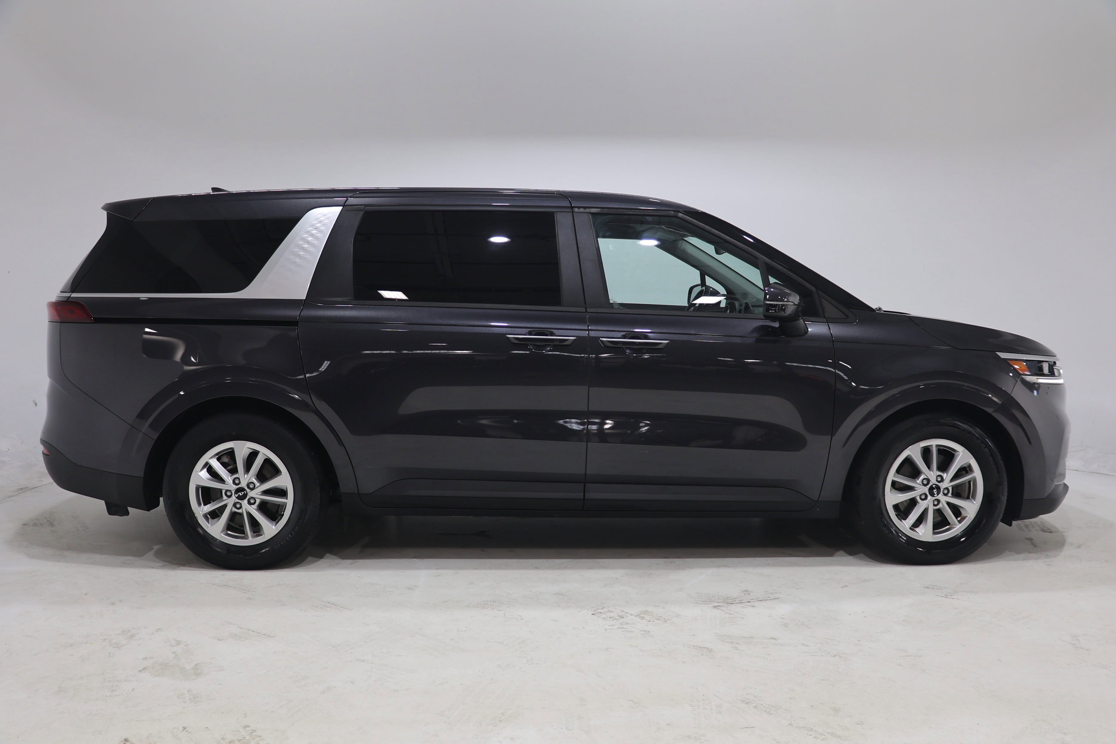 Used 2022 Kia Carnival LX FWD image 9