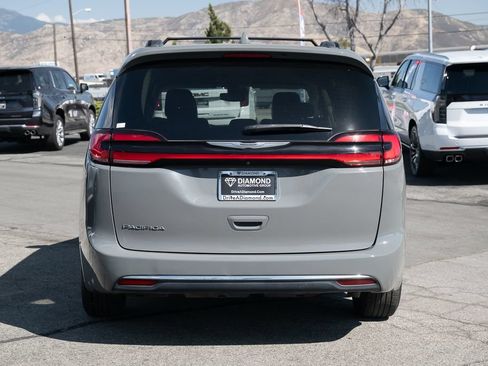Used 2022 Chrysler Pacifica Touring-L FWD image 6