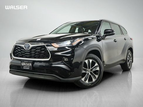 Used 2022 Toyota Highlander XLE AWD/4WD image 1