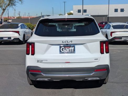 Used 2025 Kia Sorento EX image 4