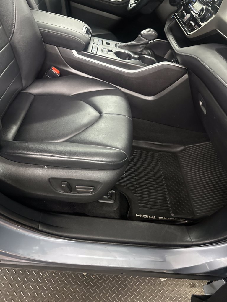 Used 2020 Toyota Highlander XLE AWD/4WD image 45