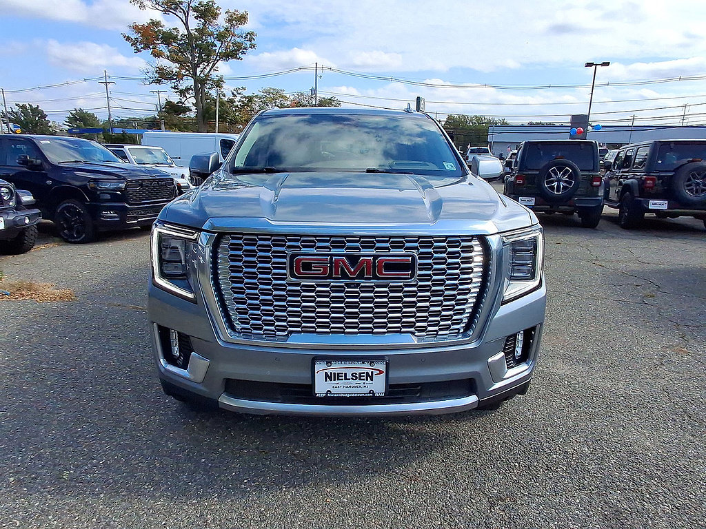 Used 2024 GMC Yukon Denali w/ Advanced Technology Package AWD/4WD image 3