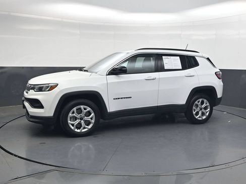 Used 2025 Jeep Compass Latitude AWD/4WD image 12