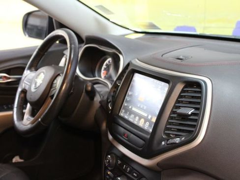 Used 2018 Jeep Cherokee Trailhawk AWD/4WD image 10