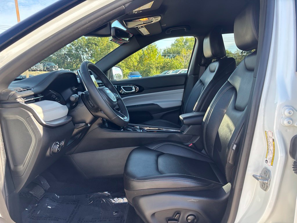 Used 2025 Jeep Compass Limited AWD/4WD image 11