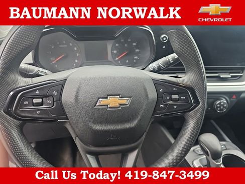 Used 2025 Chevrolet Trax LS w/ LS Convenience Package FWD image 29