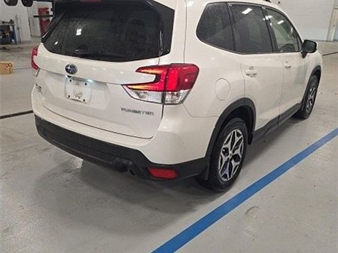Used 2023 Subaru Forester Premium image 4