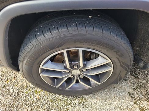 Used 2018 Jeep Grand Cherokee Laredo image 4