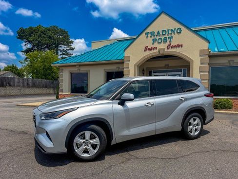 Used 2021 Toyota Highlander L FWD image 26