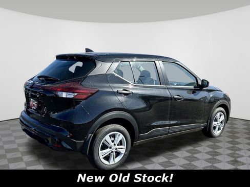 Used 2025 Nissan Kicks Play S image 3